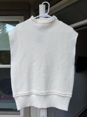 Cream Cable-Trim Sleeveless Knit Sweater - Vestique